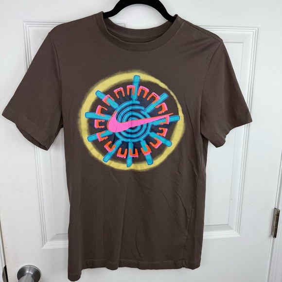 Men’s Nike Brown Tee with Vibrant Graphic - Picture 1 of 5
